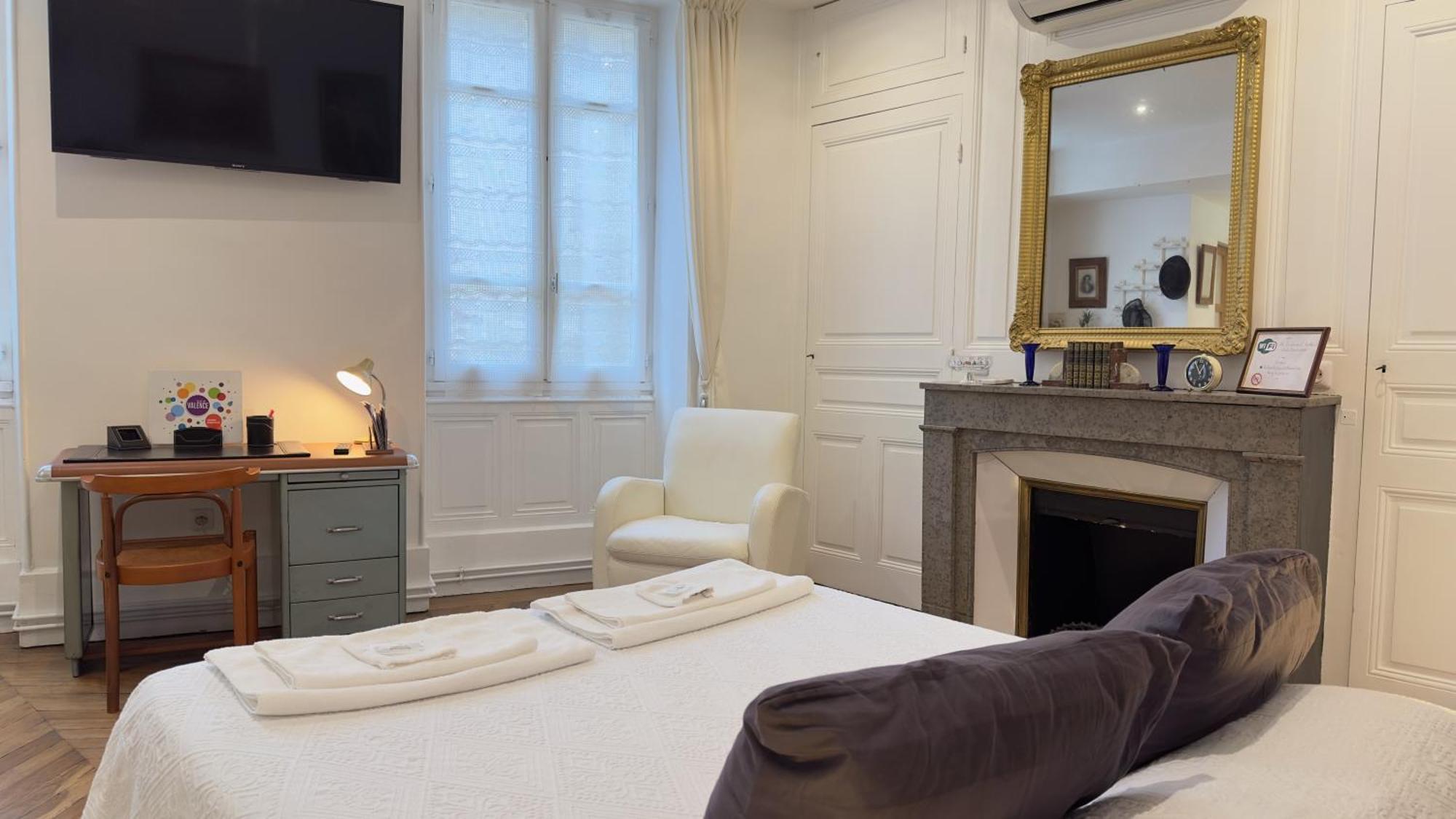 Chambre De Charme Au Coeur Du Vieux Valence - Confort & Calme Екстер'єр фото